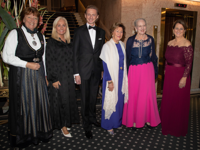 Dronning Margrethe og Dronning Sonja ankommer festmiddag på Grand Hotel. Foto: Tore Skaar / Foreningen Norden